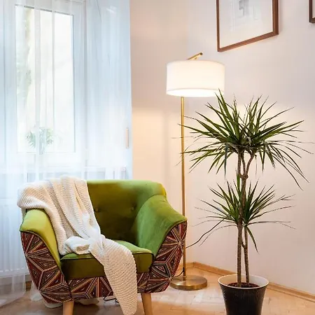 Sleeping In Main Market Apartment *