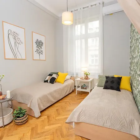 Sleeping In Main Market Apartment *