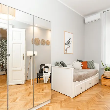 Sleeping In Main Market Apartment Krakau