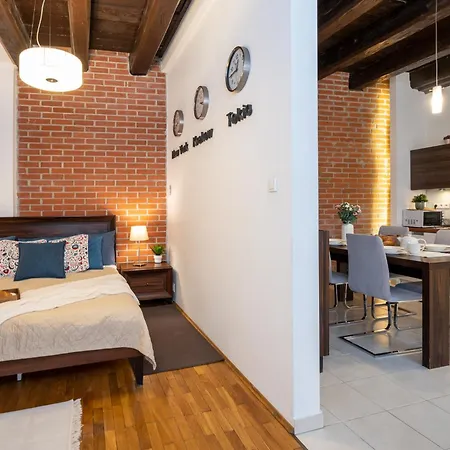 Sleeping In Main Market Appartement