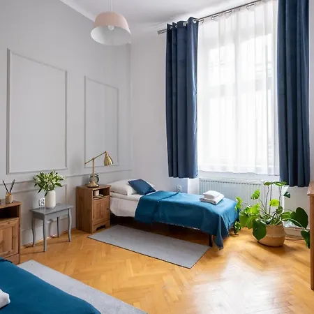 Апартаменты Sleeping In Main Market